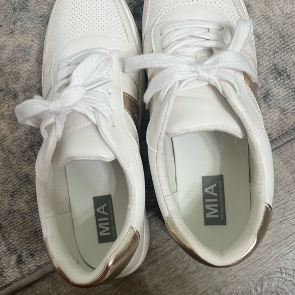 ✨CLOSET CLEAN OUT: White Sneakers - Picture 2 of 4